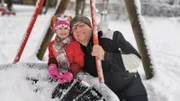 Der alleinerziehende Vater Manuel (43) und seine Tochter Sophie leben seit kurzer Zeit im beschaulichen Füssen. Durch einen tragischen Vorfall liegt Sophies Mutter seit mehreren Jahren in einem Berliner Pflegeheim im Wachkoma.