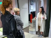 V.l.: Verkäuferin, Shoppingbegleitung Mandy und Kandidatin Susann. Die Verwendung des sendungsbezogenen Materials ist nur mit dem Hinweis und Verlinkung auf TVNOW gestattet.