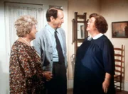 Ohne Einladung taucht Zuleika Dunbar (Pearl Shear, l.) bei Rose (Peggy Rea, r.) auf. Grund ihres Besuchs ist Stanley (William Schallert, M.).