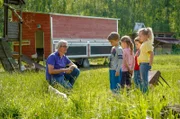 Siegbert Gerster mit den Kindern der Hühnerpaten beim „Flugsaurier-Treff“