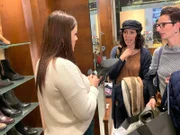 V.l.: Verkäuferin, Kandidatin Tania und Shoppingbegleitung Tina.