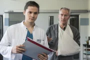 Auch Tom (Tilman Pörzgen, l.) wird gleich am Anfang gefordert. Während seines Dienstes in der Notaufnahme, nimmt er den Patienten Rutger Wolf (Peter Zimmermann, r.) auf.