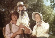 (v.l.n.r.) Charles (Michael Landon), Carrie (Lindsay Sidney Greenbush) und Caroline (Karen Grassle) genießen ihren Ausflug.