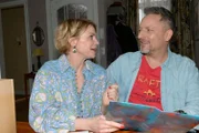 ACHTUNG SPERRFRIST! Die Veröffentlichung dieses Motives ist für alle ONLINE-MEDIEN (außer Programm-Presse) erst ab dem 18.05.2025 frei. Yvonne (Gisa Zach) tut es gut, sich mit Michael "Michi" (Lars Pape) und Schlager ablenken zu können.