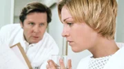 Die Studentin Sylvia (Julia Stinshoff) ist schwanger. Bei einer Untersuchung durch Dr. Stefan Frank (Sigmar Solbach) stellt sich heraus, dass sie an Multiple Sklerose leidet.