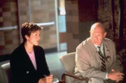 Detective Olivia Benson (Mariska Hargitay) und Captain Donald Cragen (Dann Florek) haben es mit einem besonders grausamen Fall zu tun. Einer Frau wurde bei lebendigem Leib ihr ungeborenes Kind aus dem Leib geschnitten. Die Verwendung des sendungsbezogenen Materials ist nur mit dem Hinweis und Verlinkung auf TVNOW gestattet.