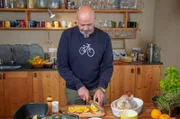 WG-Mitbewohner Markus kocht heute mit Klaus Schulz einen richtigen Hahn.