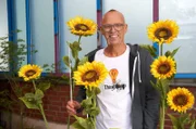 Die Sonnenblumen scheinen die Sonne bei ihrem Aufgang bereits zu erwarten: Morgens blicken junge Sonnenblumen nach Osten, anschließend folgen sie der Lichtquelle bis in den Westen. In der Nacht richten sie sich dann schließlich wieder auf den Sonnenaufgang aus. Wie die Pflanzen das steuern und wieso ältere Sonnenblumen irgendwann aufhören, der Sonne zu folgen, weiß Thomas D in "Wissen vor acht - Natur".