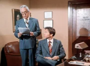 Dean Beck (Ivor Francis, l.) studiert einen Programmvorschlag von John Boy (Robert Wightman, r.), der sich damit an der Boatwright-Universität bewirbt.