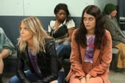 Für Mick (Kaitlin Olson, l.) und Sabrina (Sofia Black-D'Elia, r.) endet der Abend unerwartet auf der Polizeistation ...