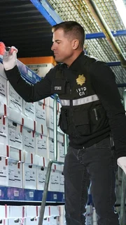 Eine Spur im rätselhaften Todesfall eines Teenagers führt CSI-Ermittler Nick Stokes (George Eads) in die Asservatenkammer der Polizei.