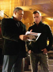 Dr. Raymond Langston (Laurence Fishburne, l.) und Nick Stokes (George Eads) müssen den Mord an einer Frau aufklären, die an den Aktivitäten rund um eine höchst bizarre Messe involviert war.