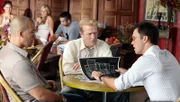 Jesse Porter (Coby Bell, l.) und Michael Westen (Jeffrey Donovan, r.) helfen Ian Covey (Gregg Henry), der durch einen korrupten indischen Diplomaten in den illegalen Handel mit Blutdiamanten geraten ist.