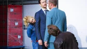 Jenny (Birte Hanusrichter) und Max (August Wittgenstein, l.), werden von Michael Heinze (Michael Starkl, 2.v.r.) und Wagenbeck (Johannes Kühn, r.) auf frischer Tat beim Schnüffeln ertappt.