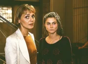Mona (Anja Beatrice Kaul, li.) ist froh, daß Jule (Anke Rähm) den körperlichen Entzug fürs erste überstanden hat. Sie beschließt, den Drogenhandel ganz einzustellen. Jule glaubt nicht an Monas Sinneswandel.