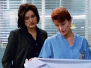 Dr. Elizabeth Rodgers (Leslie Hendrix, r.) zeigt Detective Benson (Mariska Hargitay) das Opfer. Die gerichtsmedizinische Untersuchung hat bislang nicht viele Ergebnisse gebracht.