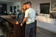 Zoe (Natalie Zea, l.); Owen Strand (Rob Lowe, r.) Zoe (Natalie Zea, l.); Owen Strand (Rob Lowe, r.)