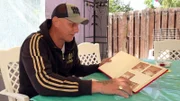Elvis stöbert im Fotoalbum und zeigt uns Kinderfotos von ihm