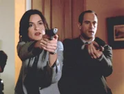 Auf der Suche nach dem Mörder einer erfolgreichen Finanzanalystin stürmen die Detectives Benson (Mariska Hargitay) und Stabler (Christopher Meloni) ein Hotelzimmer.
