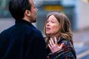 V.l.: DS Nathan Rose (Henry Lloyd-Hughes) und Carol (Robin Weaver). Die Verwendung des sendungsbezogenen Materials ist nur mit dem Hinweis und Verlinkung auf RTL+ gestattet.