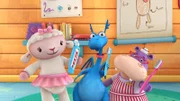 DOC MCSTUFFINS - "Brontosaurus Breath" - Doc hilft Bronty, seine Zähne zu putzen, nachdem sie ihn mit "Stinkysalamibreath" diagnostiziert hat.