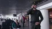 Beamter spricht neben dem Verdächtigen  +++