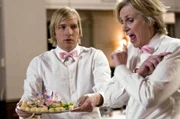 Kyle Bradway (Ryan Hansen. l.); Constance Carmell (Jane Lynch, r.)