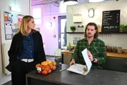 David (Diego Seyfarth) springt über seinen Schatten und geht einen Schritt auf Stella (Bettine Langehein) zu.