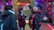 Damian (re.) trifft seine Freunde auf dem Rostocker Weihnachtsmarkt. Zwischen Karussell, Zuckerwatte und Lampenfieber warten emotionale Momente - und eine Mutprobe.