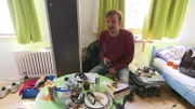 Dennis (42) ist nach der Trennung von Vanessa in eine neue Stadt gegangen, um sein Leben neu zu ordnen.