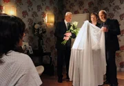 ARD STURM DER LIEBE FOLGE 1271, am Donnerstag um 15:10 Uhr im ERSTEN. In Barbaras (Nicola Tiggeler, l.) Alptraum präsentiert ihr Werner (Dirk Galuba, 2.v.l.) vor Markus (Tobias Dür, 2.v.r.) und Götz (Andreas Borcherding, r.), dass sie einen Teufelsbraten geboren hat.