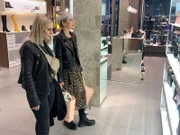 Kandidatin Saskia (l.) und Shoppingbegleitung Julia.