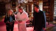 Am Tatort sprechen Anni Sulmtaler (Anna Unterberger, li.) und Sascha Bergmann (Hary Prinz, re.) mit dem Kriminaltechniker Bernd Kofler (Christoph Kohlbacher, Mitte).