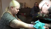 Sandra lässt sich ein neues Tattoo auf den Unterarm stechen