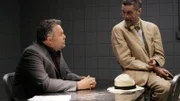 Auf Gorens (Vincent D'Onofrio, l.) guten Freund und Mentor Dr. Declan Gage (John Glover) wurde ein Anschlag verübt. Die beiden vermuten, dass eine gesuchte Serienkillerin dahinter steckt.