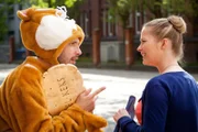 An der Keksfabrik sprechen sich Adam (Lucas Gregorowicz) und Heike (Valerie Niehaus) vor der Operation "Keksrückführung" noch einmal ab.