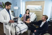 In aller Freundschaft - Die jungen Ärzte Folge 155, "Lernen und lernen lassen", am Donnerstag um 18:50 Uhr im ERSTEN. Sicherheitshalber untersuchen die beiden Ärzte auch das ungebohrene Kind von Familie Gehrau und werden auch fündig. V.l.n.r. Nina Gehrau (Leni Wesselman), Dr. Niklas Ahrend (Roy Peter Link), Mikko Rantala (Luan Gummich).