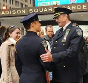 Frank (Tom Selleck, r.) gratuliert seinem Sohn Jamie (Will Estes, l.), der nun auch als Polizist im New York Police Department arbeiten wird.