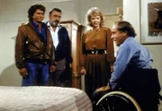 Jonathan (Michael Landon, l.) und Mark (Victor French, 2.v.l.) fordern Wayne (David Hall, r.) auf, sich für die Sache der Behinderten einzusetzen.