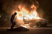 Tom ist als Erster am Tatort, als mitten in Leipzig ein Wagen explodiert. v.l.n.r.: Tom Kowalski (Steffen Schroeder), Komparsen.