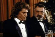 Jonathan (Michael Landon, l.) und Mark (Victor French, r.) nehmen an Waynes Auszeichnung zum "Mann des Jahres" teil.