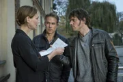 Jan und Tom befragen die Witwe des toten Brauereibesitzers. v.l.n.r.: Ulla Zeidler (Beate Maes), Ina Zimmermann (Melanie Marschke), Tom Kowalski (Steffen Schroeder).