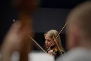 Sternstunde Musik Wie die Kiewer Solisten zum Orchester ohne Heimat wurden Die Musikerinnen und Musiker des ukrainischen Streichorchesters «Kiewer Solisten» werden über Nacht zu Kriegsflüchtlingen und reagieren beherzt auf die Situation.