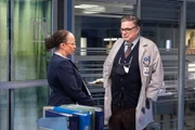 Chicago Med Staffel 6 Folge 12 mit S. Epatha Merkerson als Sharon Goodwin und Oliver Platt als Dr. Daniel Charles.