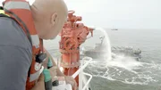 Seenotretter Steffen Schmeißer an den Löschmonitoren.