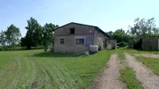 Wilhelm, Grit und die beiden Söhne Jan und Timm ziehen aus ihrer zu eng gewordenen 120 m²-Wohnung in ein ehemaliges Bauerngehöft. Der Zustand des Wohnhauses ist katastrophal.