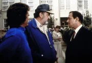 Jonathan (Michael Landon, l.) und Mark (Victor French, M.) machen Schuldirektor Carlyle (Todd Susman, r.) auf die Wünsche der Schüler aufmerksam.