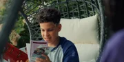Tom (Noah Bailey) freut sich, dass er bei Milli das Essen inklusive Lieferdienst auswählen darf.