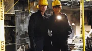 Hodges und Wendy finden in dem ausgebrannten Apartment-Haus Hinweise, die auf die Identität der dort gefundenen, jedoch vom Feuer verschonten Leiche hinweisen.