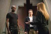 Im alternativen Universum befreit ein Mann seinen Zwillingsbruder aus dem Quarantäne-Areal Amber 31422. Lincoln (Seth Gabel, M.), Olivia (Anna Torv, r.) und Broyles (Lance Reddick, l.) versuchen, die Brüder aufzuspüren ...